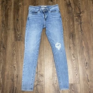 Levis Skinny Jeans Mid Wasted One rip on left knee